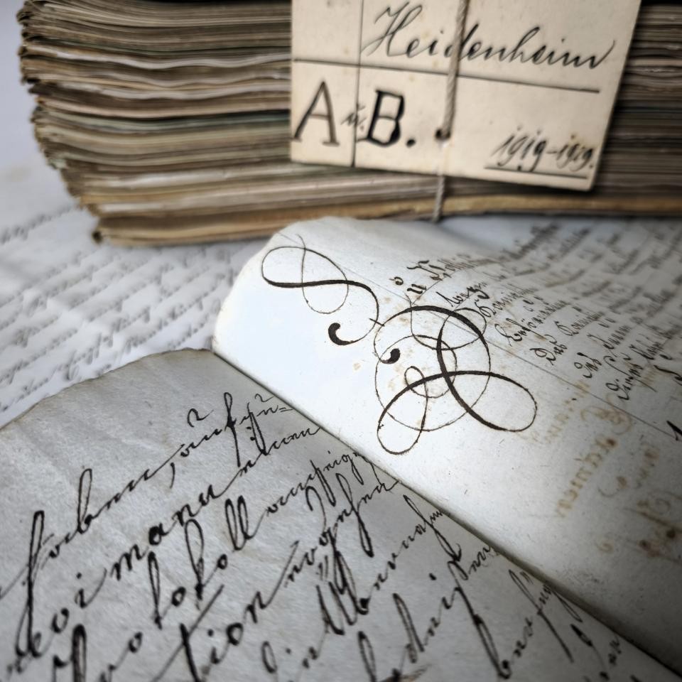 Stark verschnörkelter Anfangsbuchstabe einer Archivalie