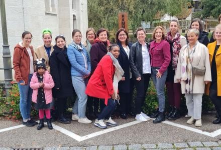 Viele Frauen freuen sich über den Abschluss eines Programms vor der Hammerschmiede in Königsbronn.