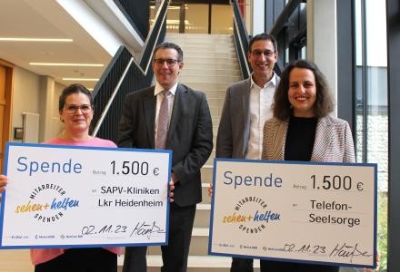 Im Landratsamt Heidenheim erhalten zwei Frauen Spendenschecks für soziale Projekte.