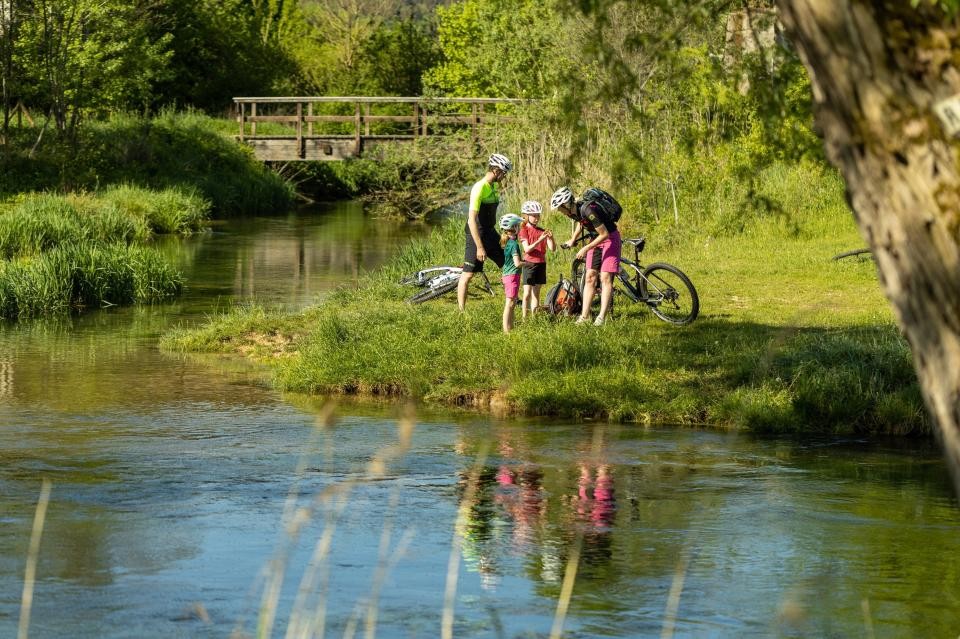 Familie am Fluss