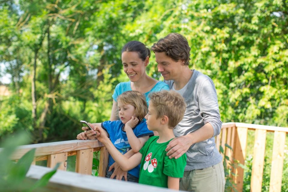 Familie mit Handy