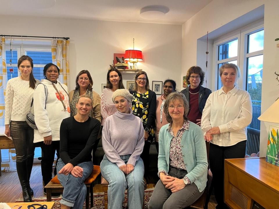 Zahlreiche Teilnehmerinnen eines Programms für Migrantinnen lächeln in die Kamera.