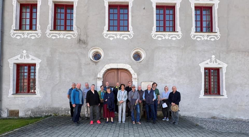 Menschengruppe vor Gebäude
