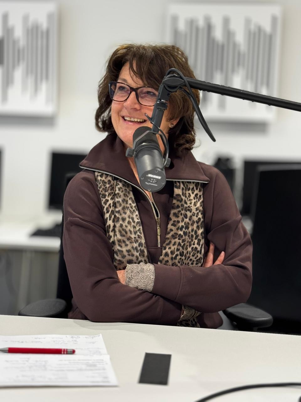 Tourismusbeauftragte Monika Suckut sitzt für die Podcastfolge vor einem Mikrofon.