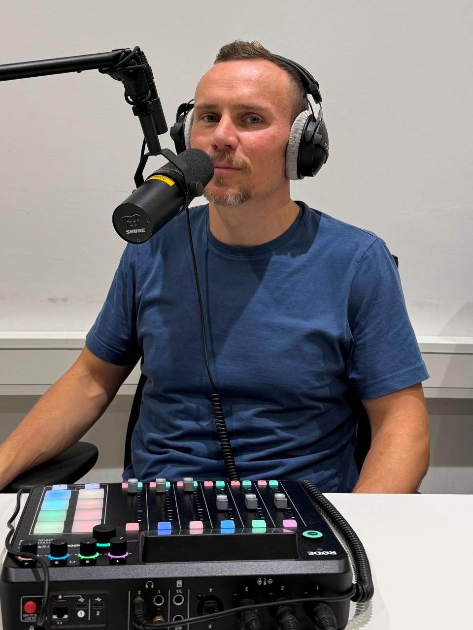Harald Simonis sitzt vor dem Mikrofon für die Aufnahme des Audiobeitrags.
